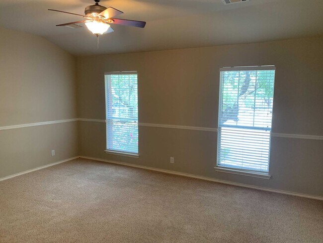 Building Photo - *MOVE IN SPECIAL* Charming 3BD/2.5BA With Deck — Loop 1604 & Potranco!