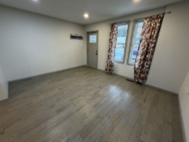 Building Photo - AVAILABLE FOR SHOWING !!! 4BR / 1.5BA.