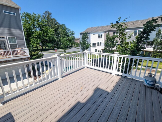 Building Photo - END UNIT newer build in ideal Frederick lo...