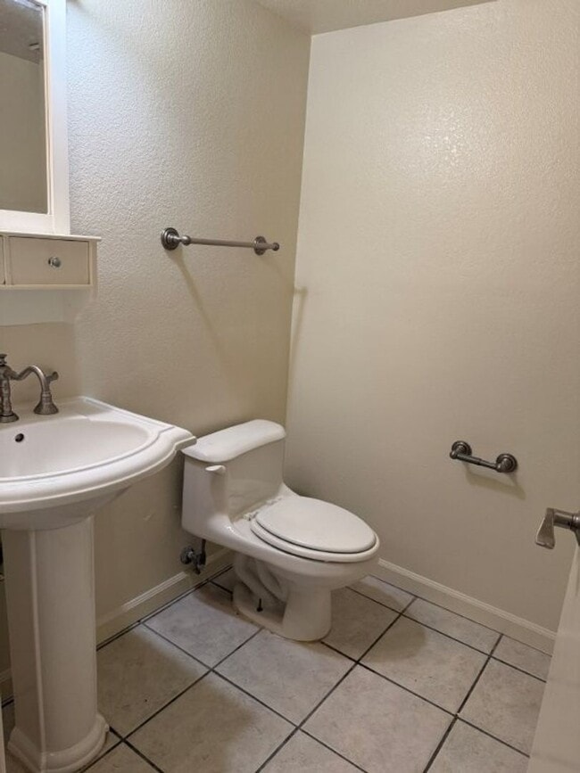 Building Photo - Updated 4 Bedroom 2.5 Bath Vacaville *Star...