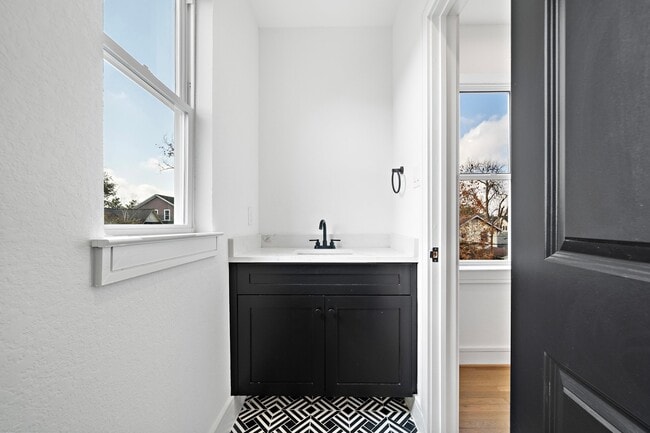 Building Photo - 1005 E 28th St