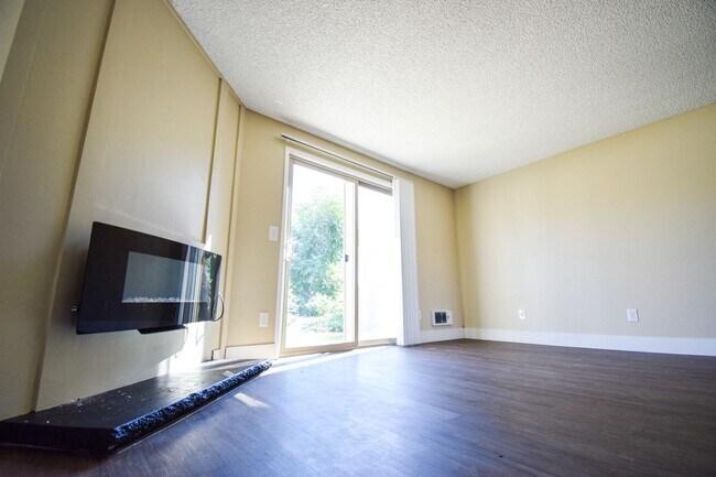 Building Photo - Spacious 2 bedroom 1.5 bath Town house Apa...