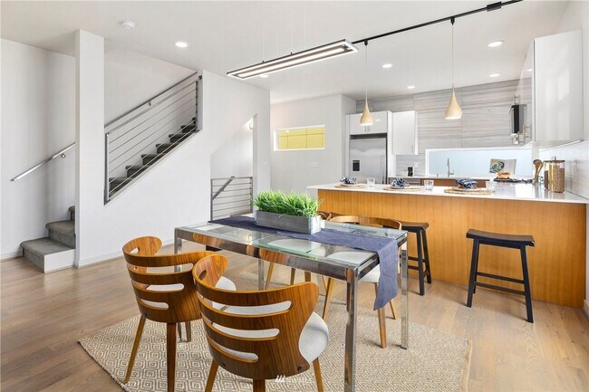 Building Photo - Contemporary 3 Bed 2.5 Bath Home with Rooftop Deck in Ballard