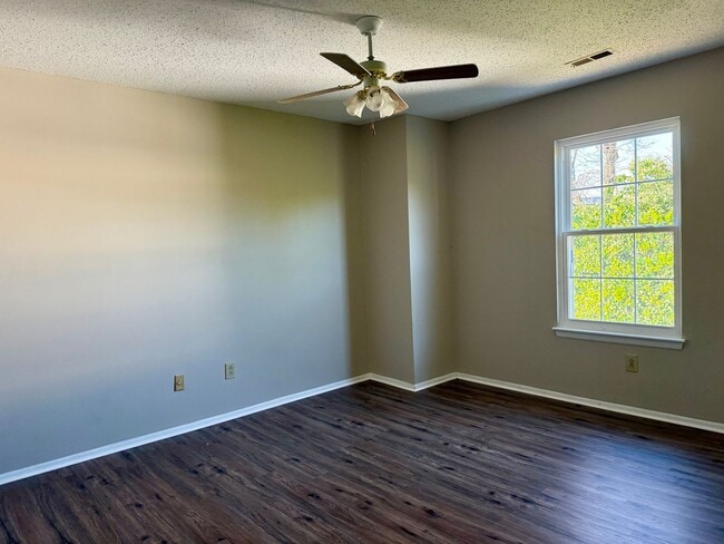 Building Photo - 2 bedroom 2nd Story Condo in Virginia Beach