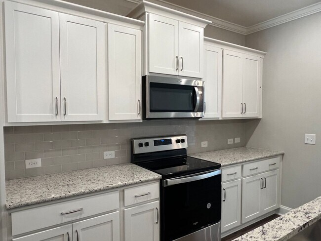 Building Photo - Lovely Three Bedroom Townhouse in Washington Square!- Half Off First Month's Rent For Qualified A...