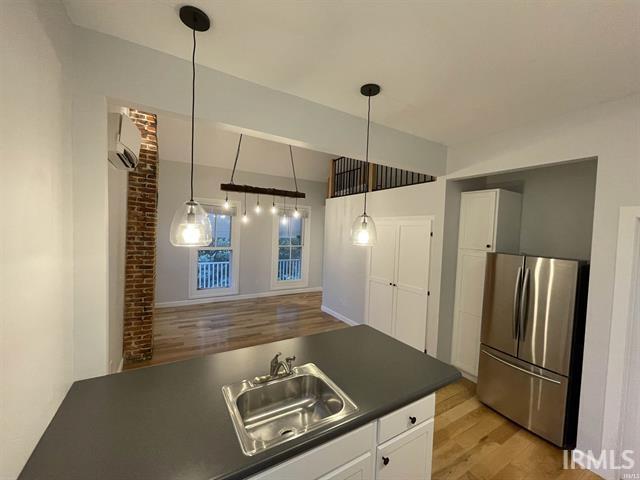 Building Photo - 726 W 6th St