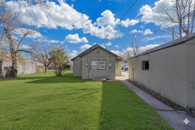 Building Photo - Cute and Cozy 2 Bedroom!