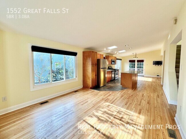 Building Photo - 1552 Great Falls St