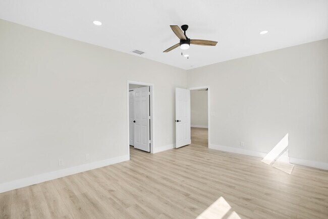 Building Photo - 3665 NW Deer Oak Dr