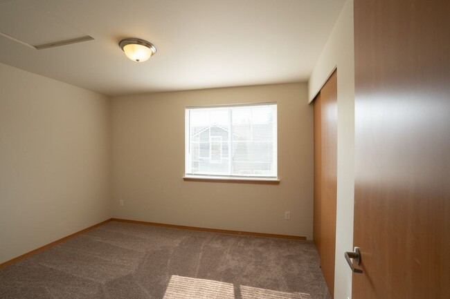 Building Photo - 3 BEDROOM TOWNHOME IN ARLINGTON