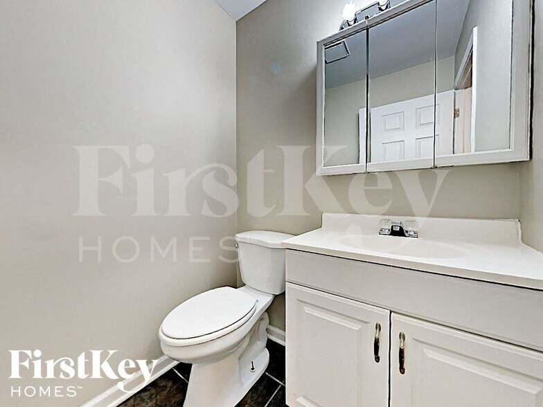 Building Photo - 42 Deerpath Rd