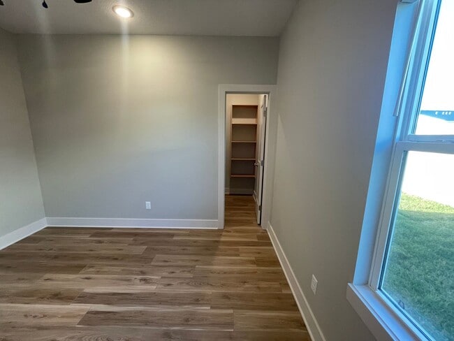 Building Photo - 1823/25 Hickory Creek