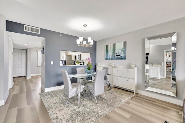 Building Photo - 2200 S Cypress Bend Dr