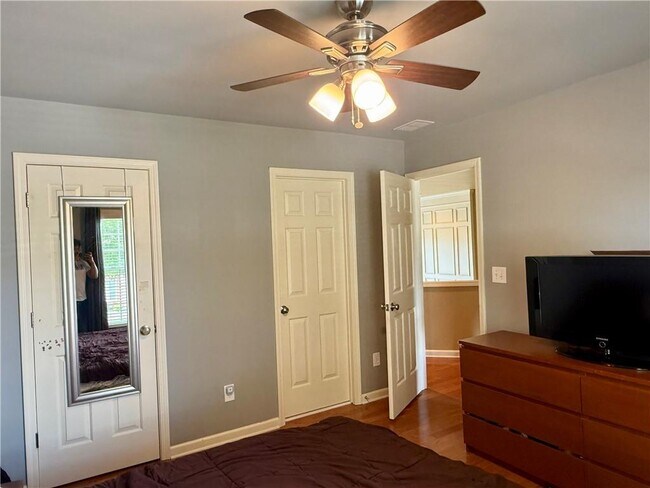 Building Photo - 585 Marylebone Dr