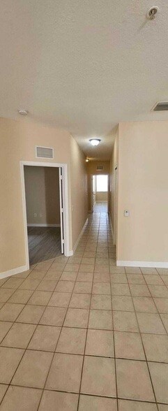 Building Photo - 2102 Shoma Dr