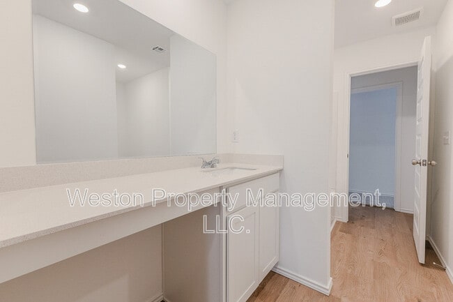Building Photo - 5901 Bradford Pear Ln