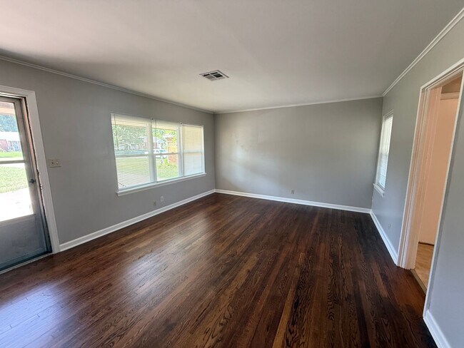 Building Photo - Near the University 2 bedroom Duplex With Private yard