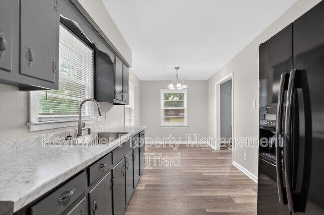 Building Photo - 300 Martingale Dr