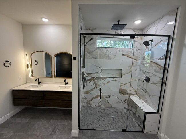 Building Photo - 1020 Crestland Ave