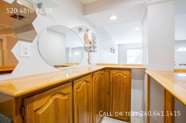 Building Photo - 520 48th Pl NE