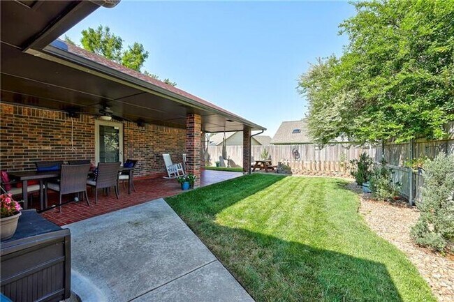 Building Photo - 3 Bed 2.5 Bath 2 Car Garage in Westmoor Ad...