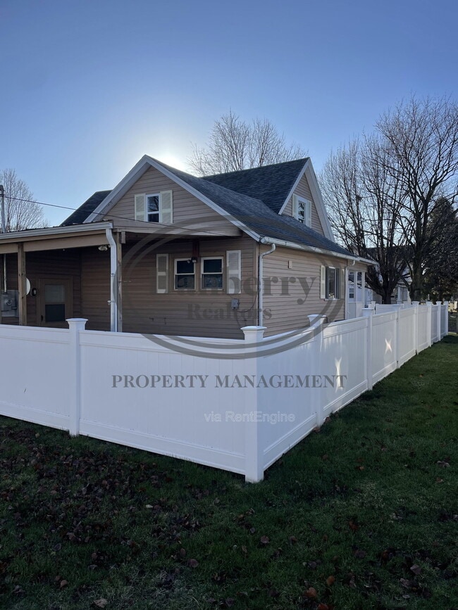 Building Photo - 606 South St