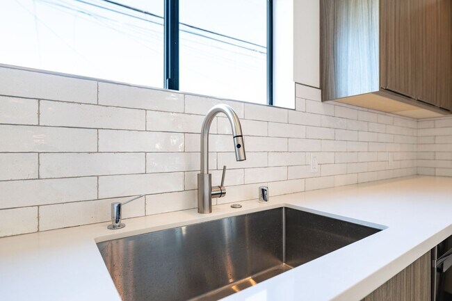 Building Photo - Longwood