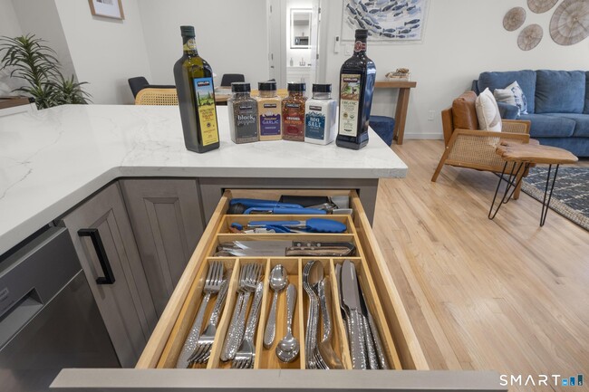 Building Photo - 1742 Boston Post Rd