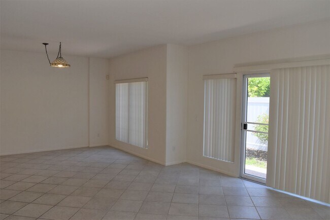 Building Photo - 3 Bedroom Townhome in La Jolla Village