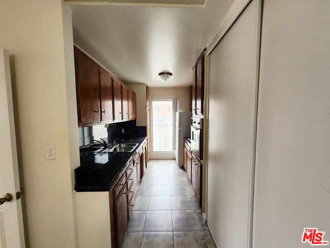 Building Photo - 425 S Kenmore Ave