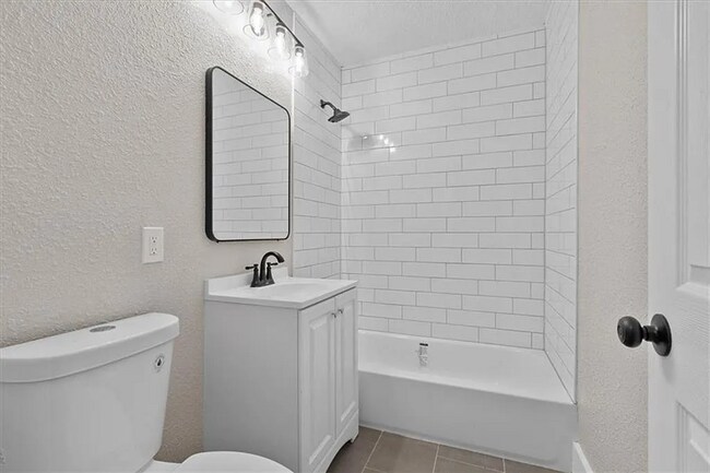 Building Photo - Stunning and Spacious 5BR 2BA Home in Kansas City