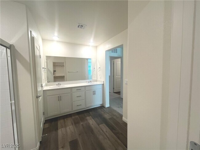 Building Photo - 510 Golden Cardinal Ave