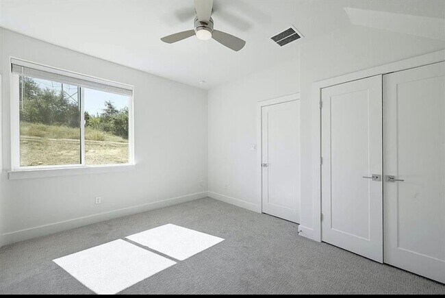 Building Photo - 2050 Lohmans Spur Rd