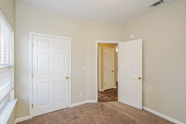 Building Photo - 1022 Seven Oaks Blvd