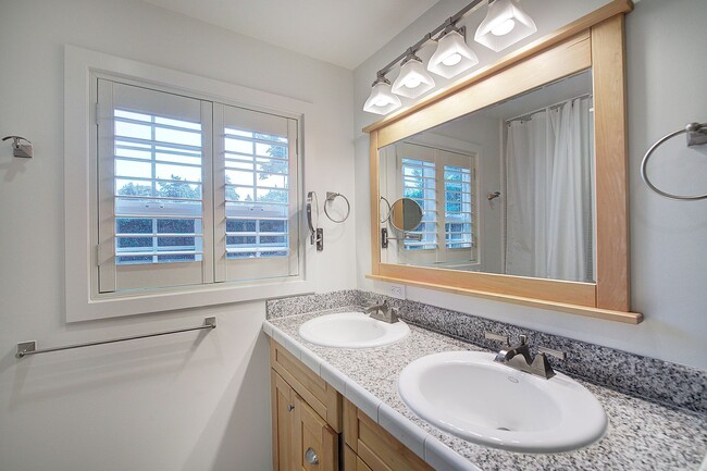 Building Photo - 3bd/2ba Mercer Island Home