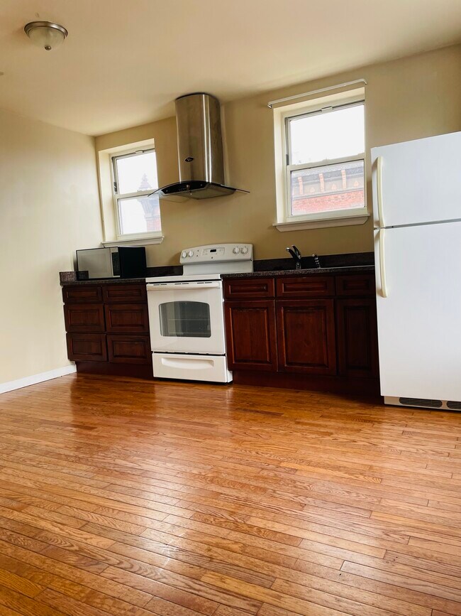 Primary Photo - 1520 Moore St