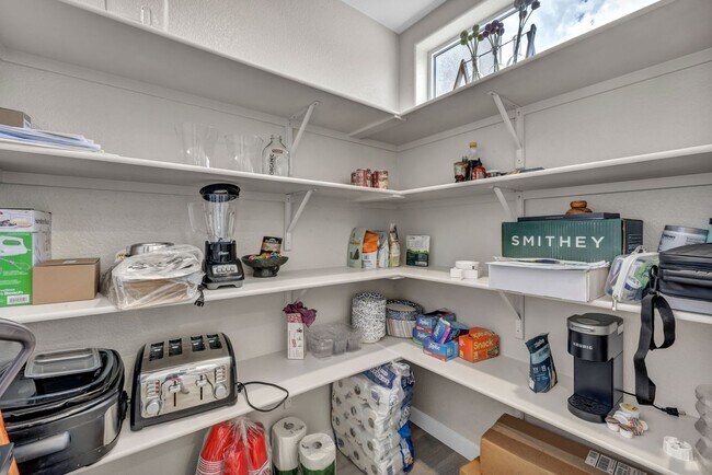 Building Photo - Fully Furnished Modern Townhome with utilities included and flexible lease options available