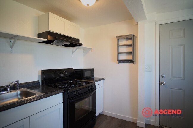 Building Photo - Cozy Studio !!!!