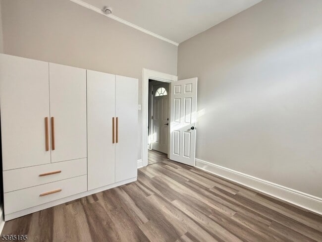 Building Photo - 84 Westervelt Pl