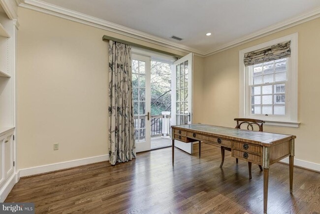 Building Photo - 2425 California St NW