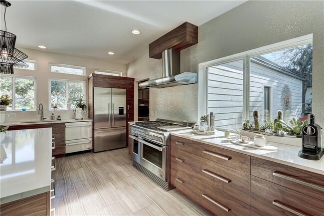 Building Photo - 6 Sugar Creek Dr