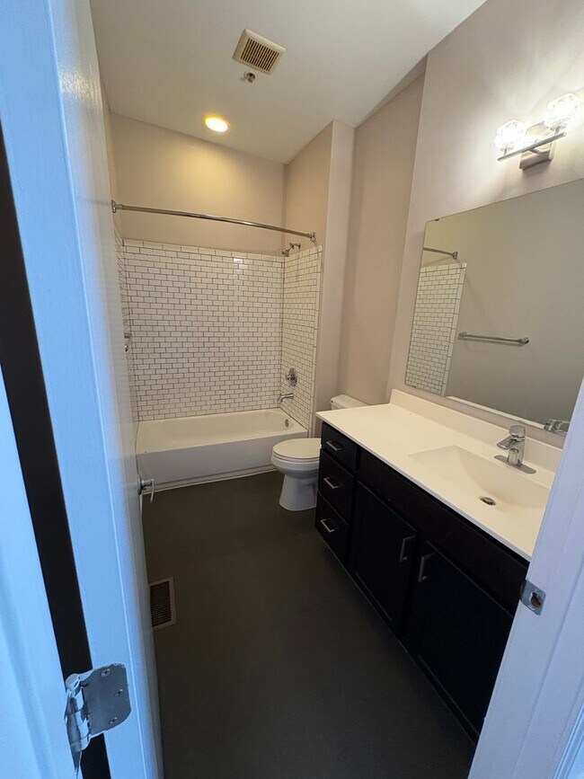 Building Photo - Beautiful 1 bedroom Modern Townhome