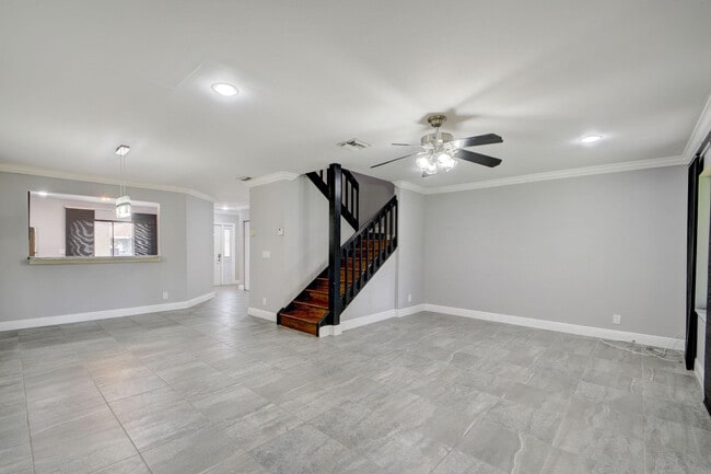 Building Photo - 1105 Maplewood Dr