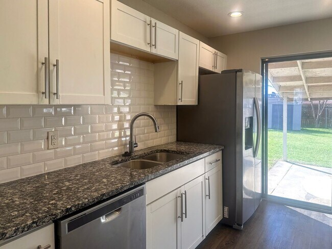 Building Photo - 4 Bedroom / 2.5 Bath Home