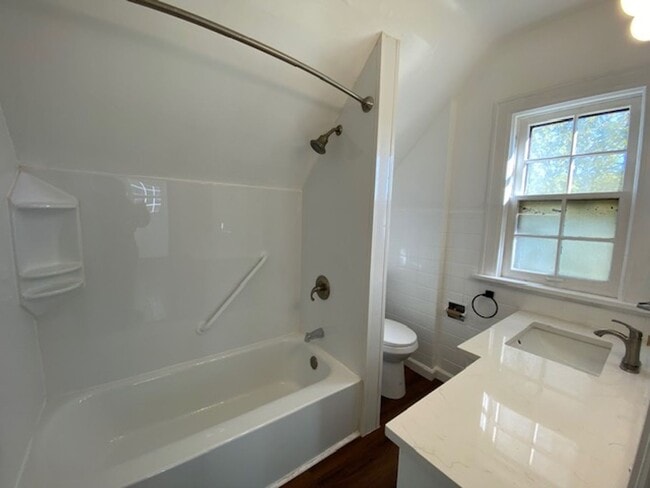 Building Photo - Bright 2BR / 2 Bath Bungalow Near Parks & Transit