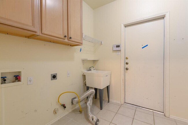 Building Photo - 2308 Sandra Dr