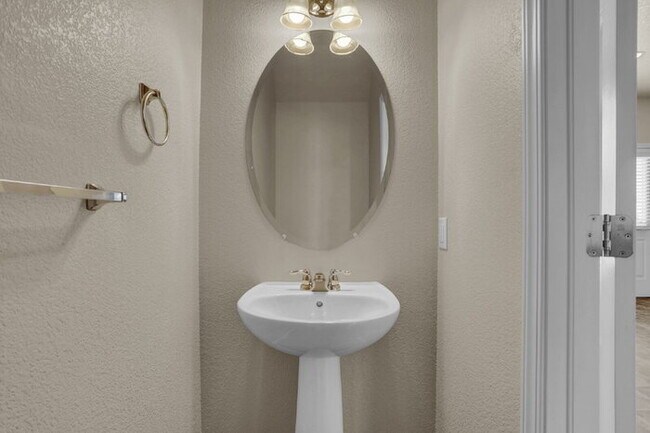 Building Photo - Spacious 3-Bed End-Unit Townhome with Mountain Views Near Ft. Carson