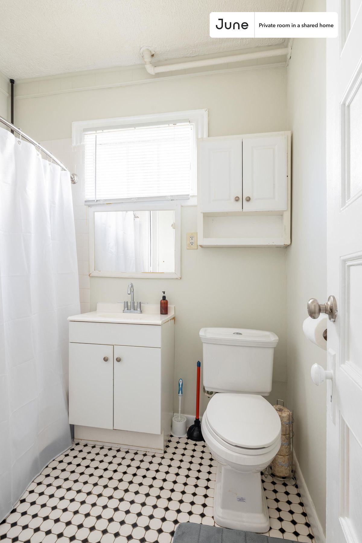 Building Photo - Private bedroom in 4 bed/1 bath Home
