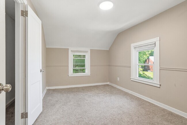 Building Photo - 624 Elm Dr
