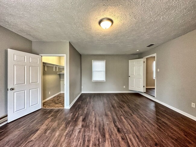Building Photo - 3 bed 1 bath located on the East Side